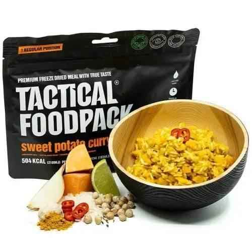 Pack de comida y cuenco con curry de boniato; ingredientes y especias a un lado