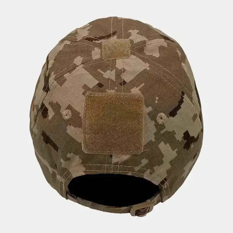 Gorra militar camuflaje pixelado marrón, parche frontal y costuras visibles