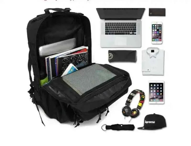 Mochila táctica negra con compartimento abierto y espacio para electrónicos y accesorios.