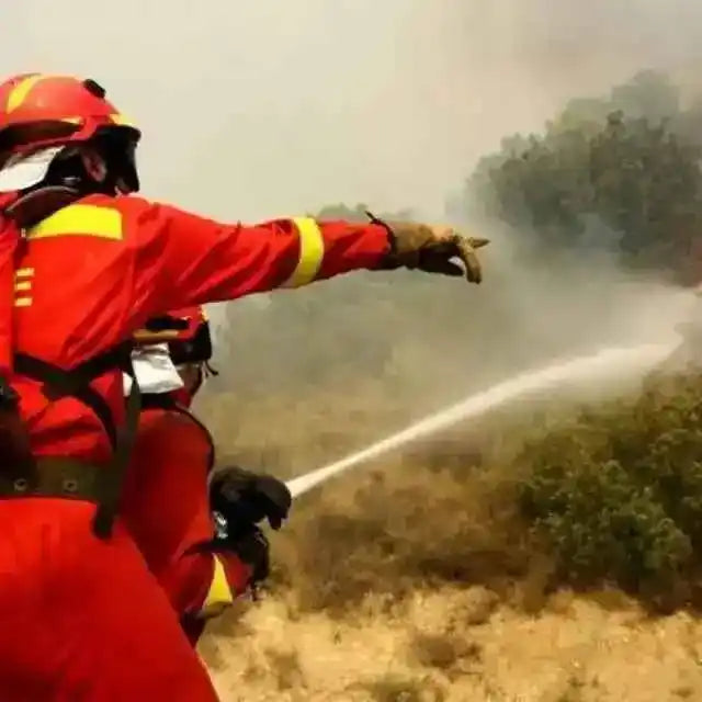 Traje de intervención UME rojo con franjas amarillas, casco y guantes