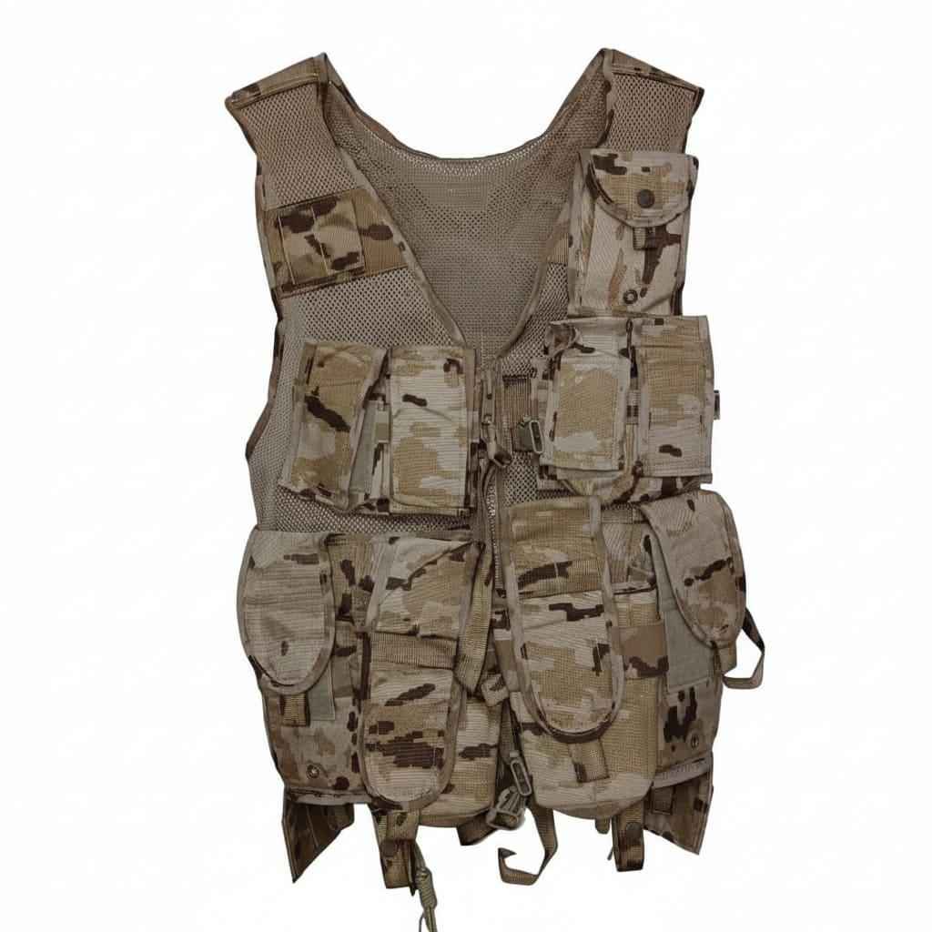Chaleco táctico con bolsillos y parches, diseño camuflaje y correas ajustables