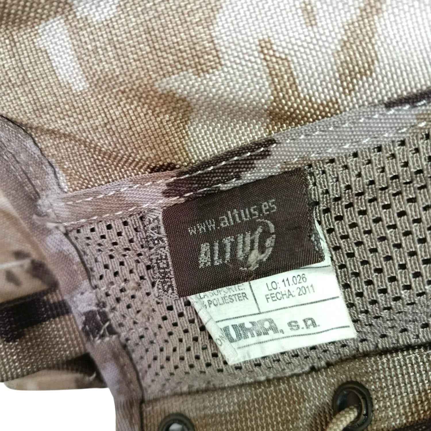 Etiqueta interior de chaleco táctico con talla M y composición de poliéster