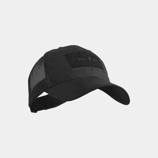 Gorra táctica negra con rejilla trasera y visera curva, tipo trucker.