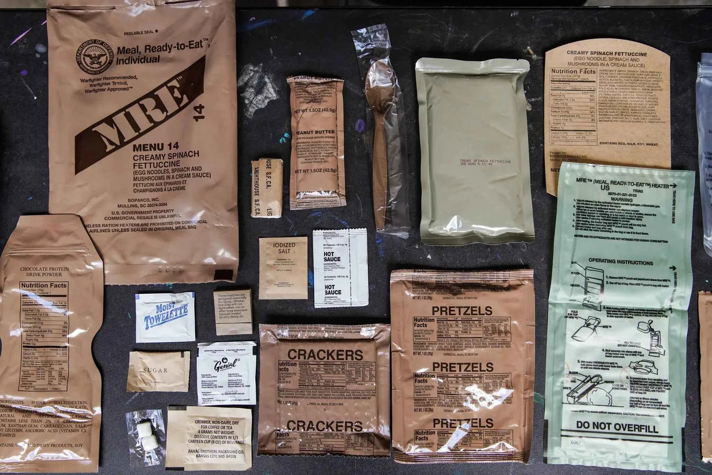 Accesorios de comida MRE: sobres de menú, crackers y pretzels