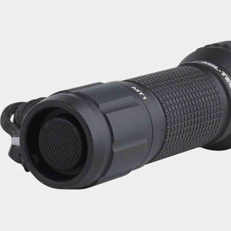 Linterna negra MIL-TEC con botón lateral y textura antideslizante en el cuerpo