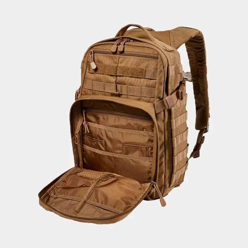 Mochila táctica coyote con faldón acolchado y bolsillos frontales con cremallera