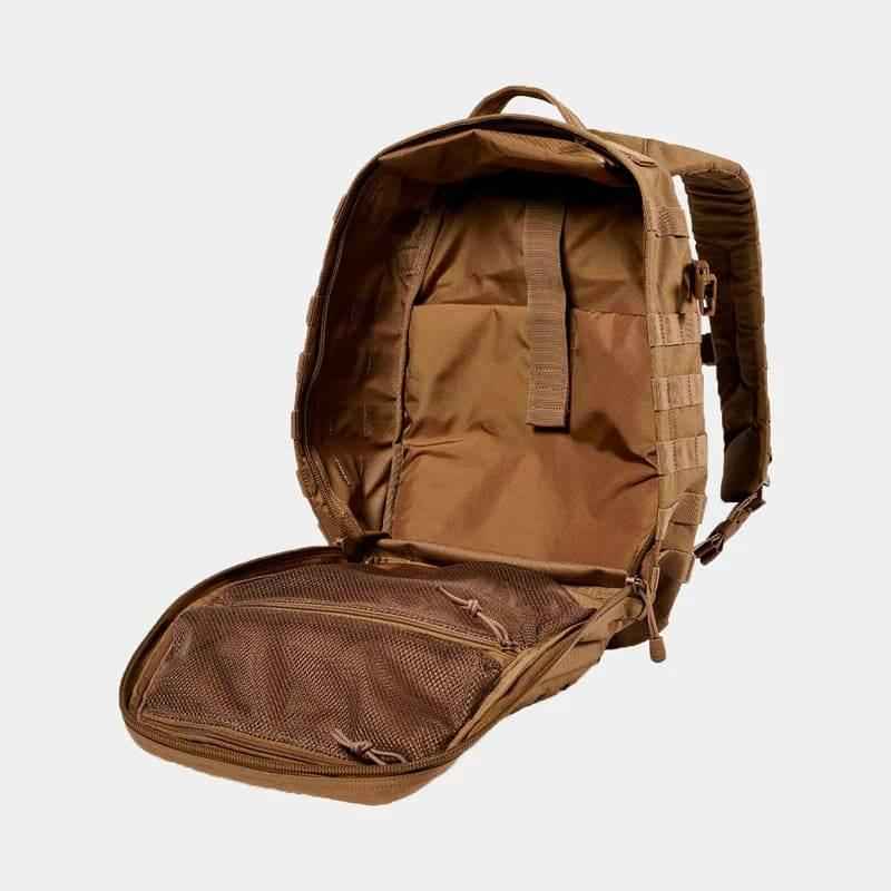 Mochila táctica coyote con compartimento abierto y panel trasero acolchado