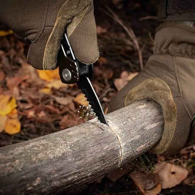 Multiherramienta M-Tac Type 2 cortando madera con guante