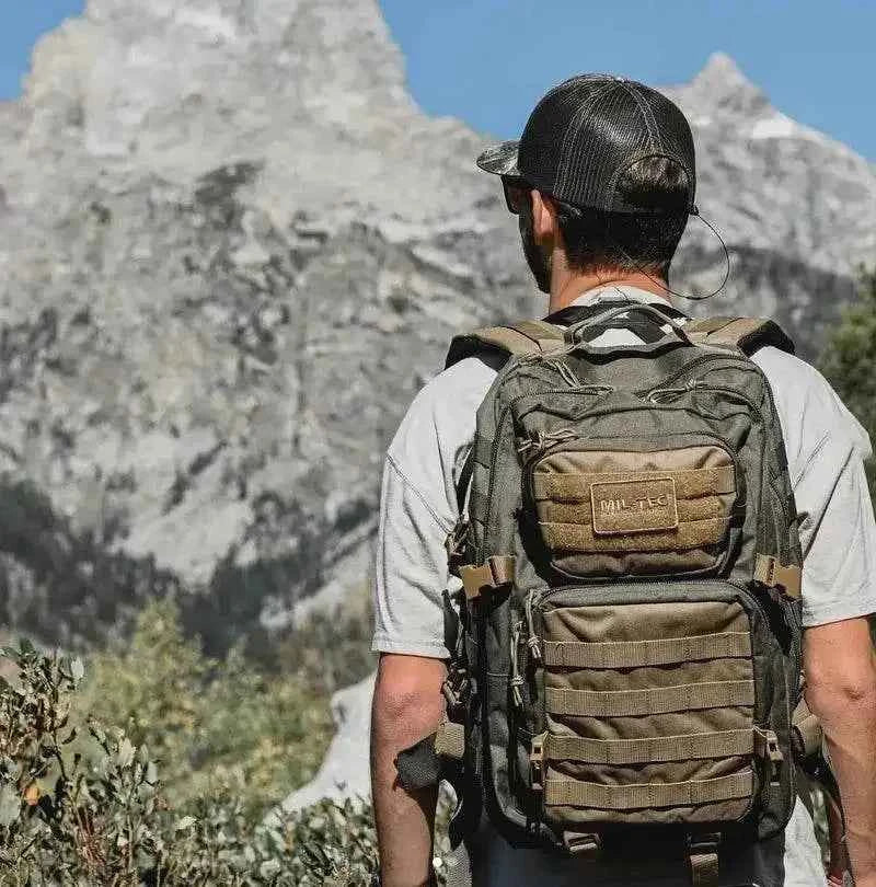 Mochila táctica MIL-TEC coyote, vista trasera con correas y panel frontal MOLLE.