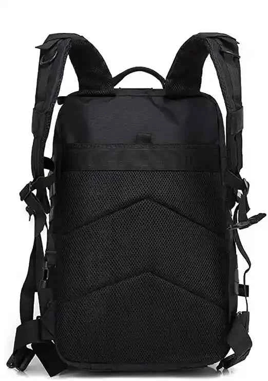 Mochila táctica negra con panel trasero transpirable y correas ajustables.
