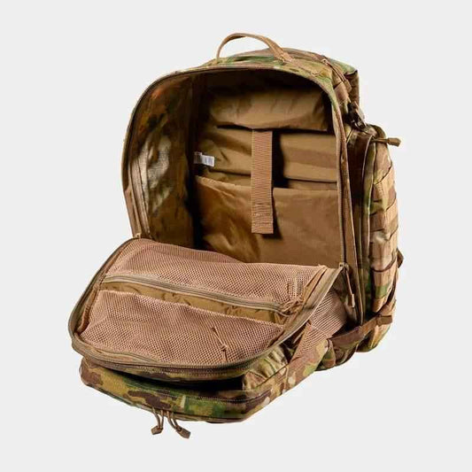 Mochila táctica multicam abierta con compartimentos y panel organizador frontal