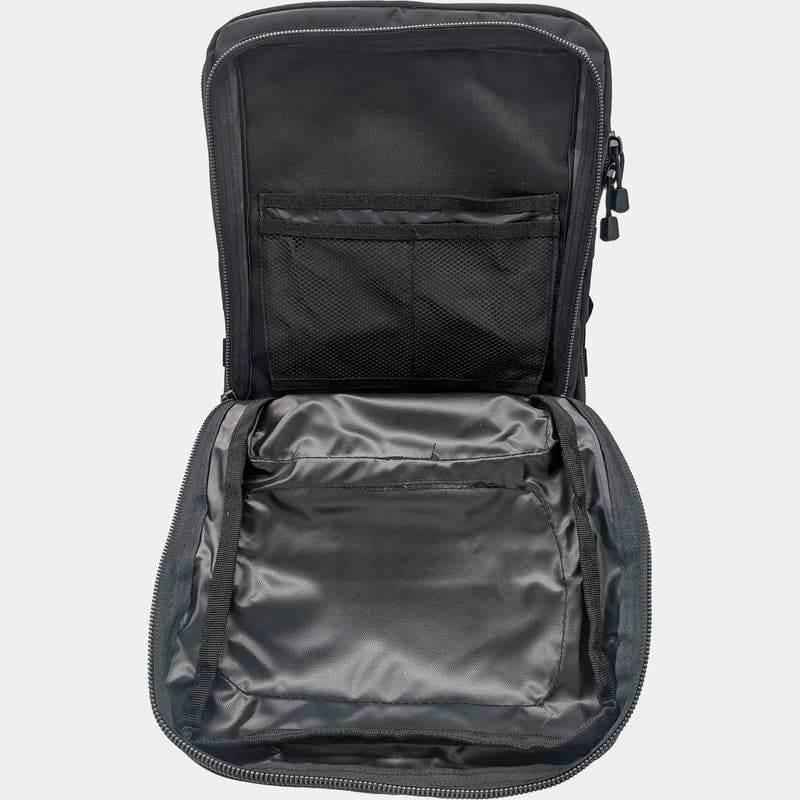 Mochila táctica MIL-TEC negra abierta, interior gris y compartimento con malla.