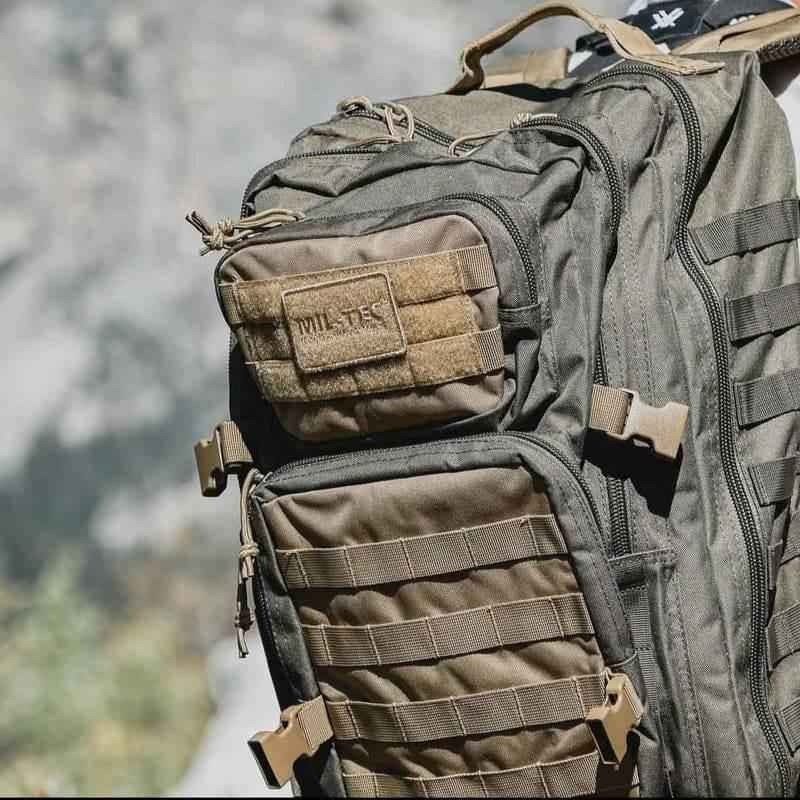 Mochila táctica MIL-TEC color coyote, panel frontal con bolsillos y sistema MOLLE.