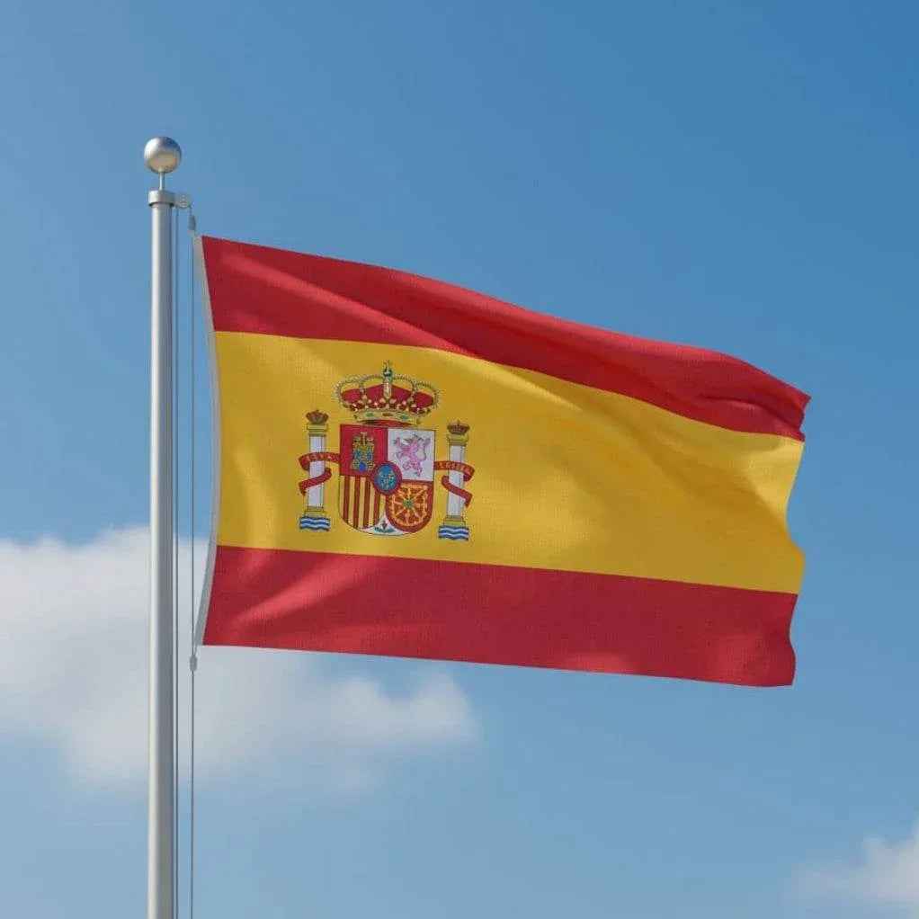 Bandera de España con asta plateada y tela roja-amarilla ondeando, con escudo central