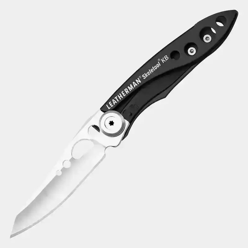 Una navaja Leatherman Skeletool KB negra mate abierta, que muestra su hoja de acero inoxidable