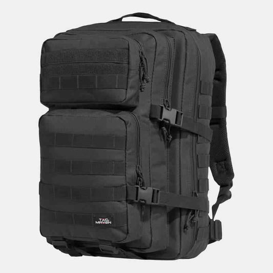 Mochila táctica negra con panel frontal acolchado y correas laterales ajustables.