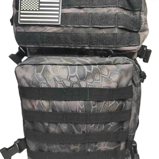 Mochila táctica gris con camuflaje, bolsillos acolchados y tiras negras, asa superior
