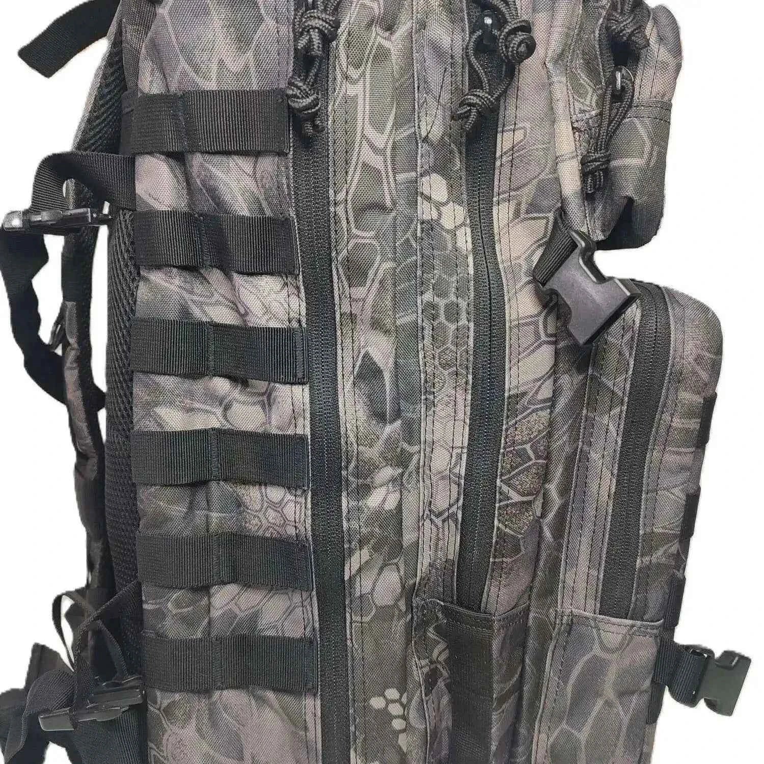 Mochila táctica con cierre frontal, correas acolchadas y estampado camuflaje gris