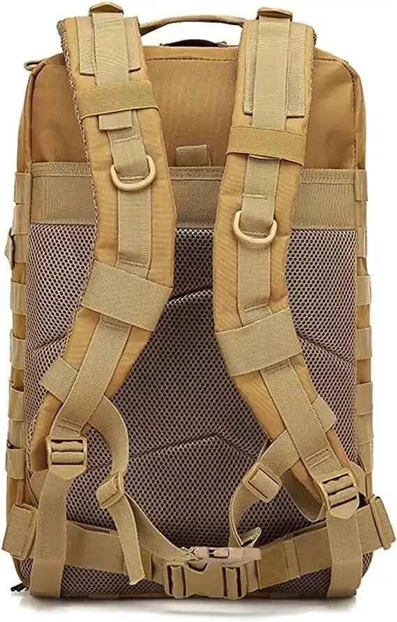 Mochila táctica kaki con panel trasero de malla y arneses acolchados.