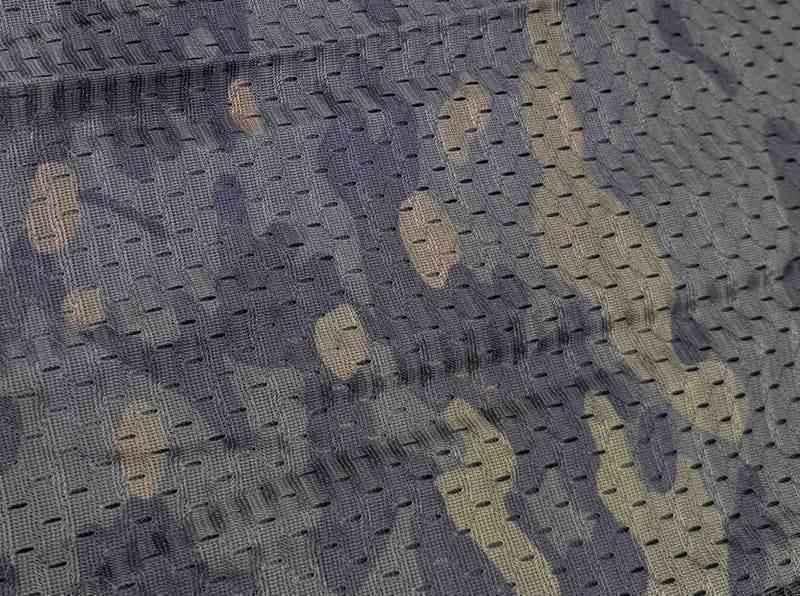 Tela del pañuelo Foraventure con patrón multicam oscuro y textura tejida