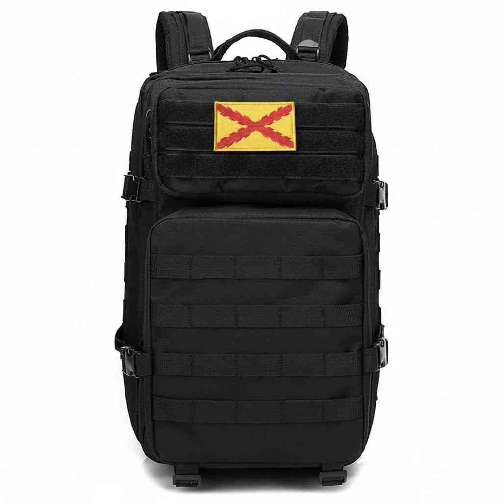 Parche con X roja en amarillo sobre mochila negra