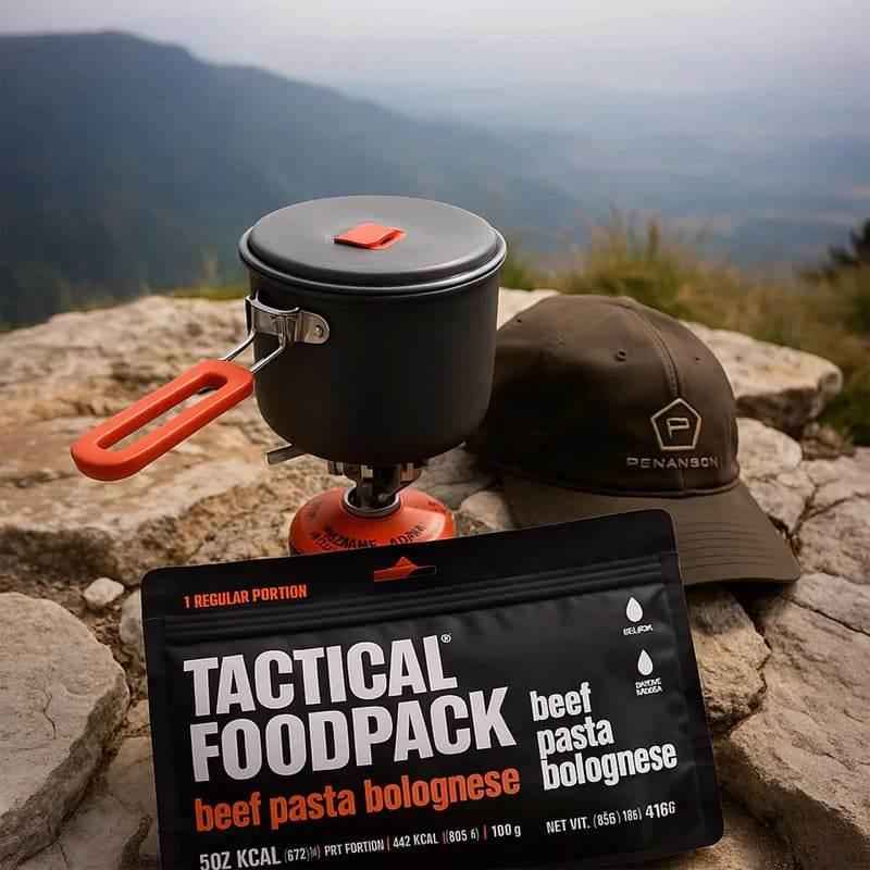 Bolsa negra Tactical Foodpack con pasta boloñesa de res, olla y gorra