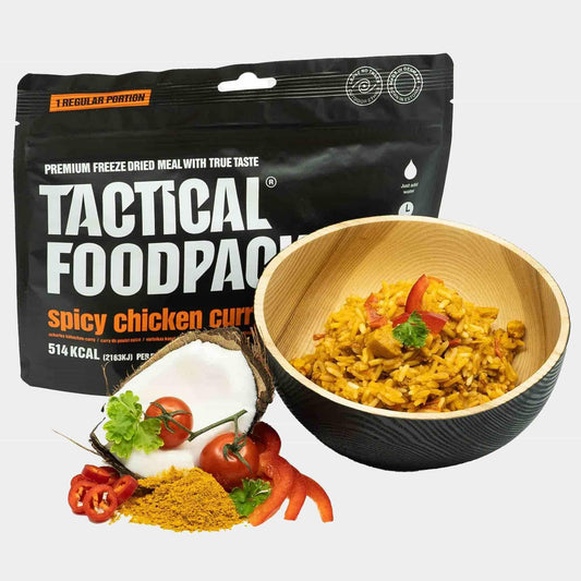 Bolsa con pollo al curry picante y arroz, con plato servido