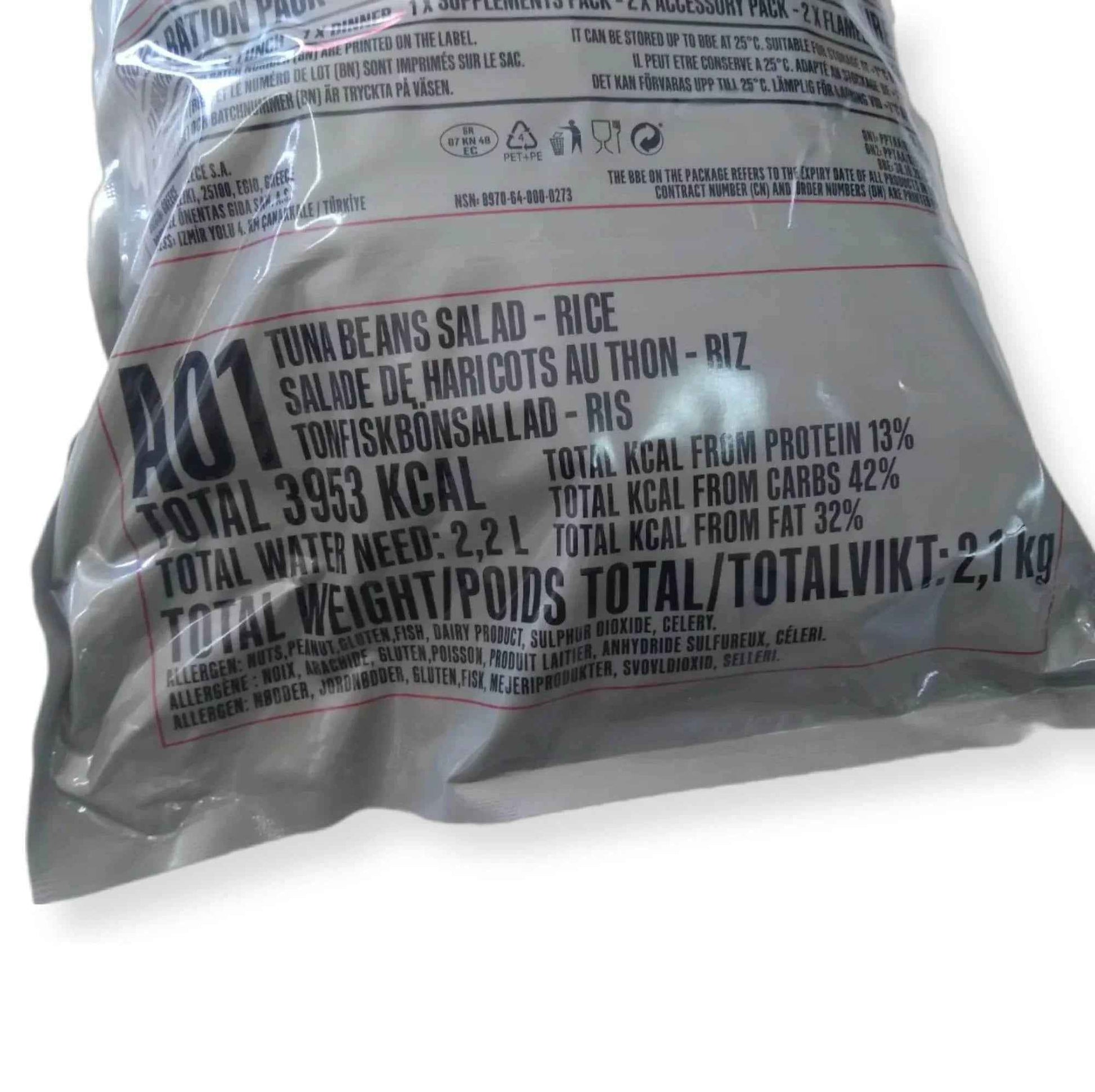 Bolsa de ración militar plateada con texto de ingredientes y calorías