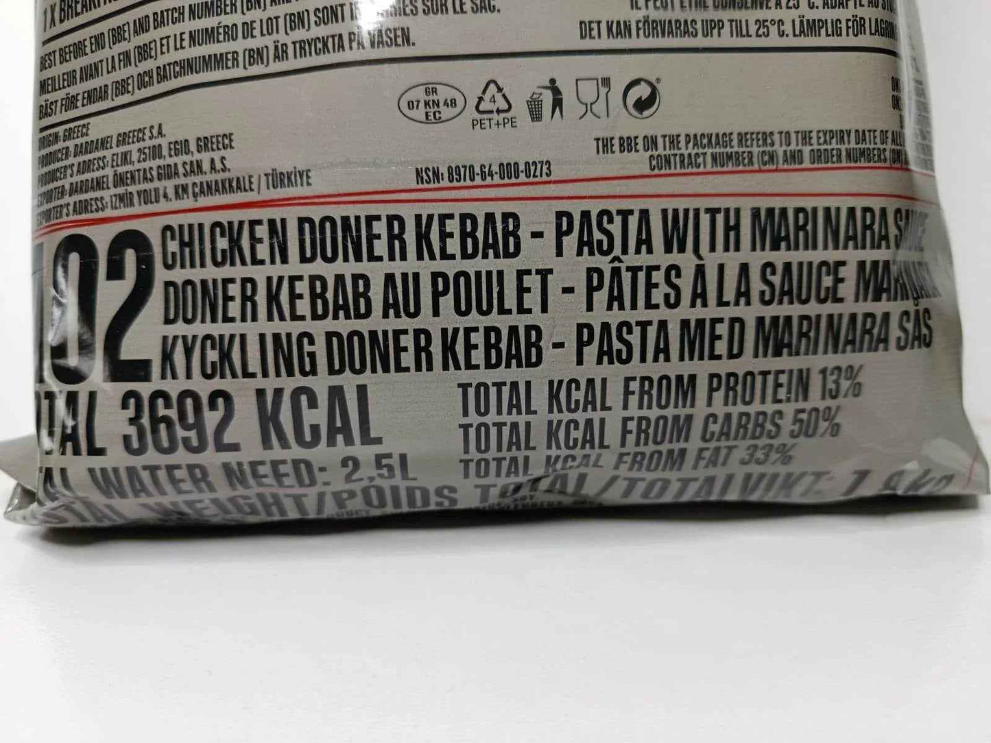 Bolsa de ración militar plateada con etiqueta 02 y datos nutricionales