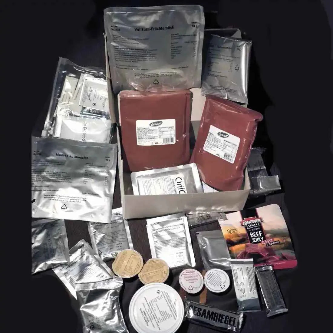 Ración de combate con sobres y paquetes sellados de aluminio y plástico