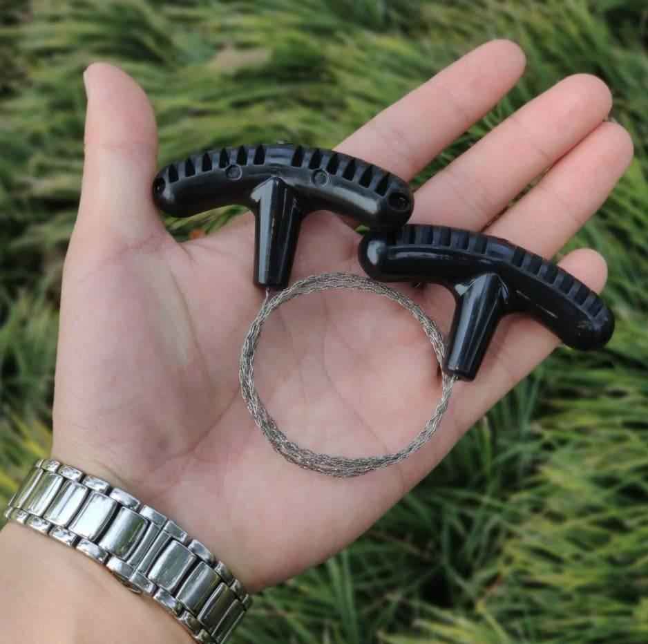 Sierra mecánica manual sostenida en la mano con cadena metálica y soportes negros